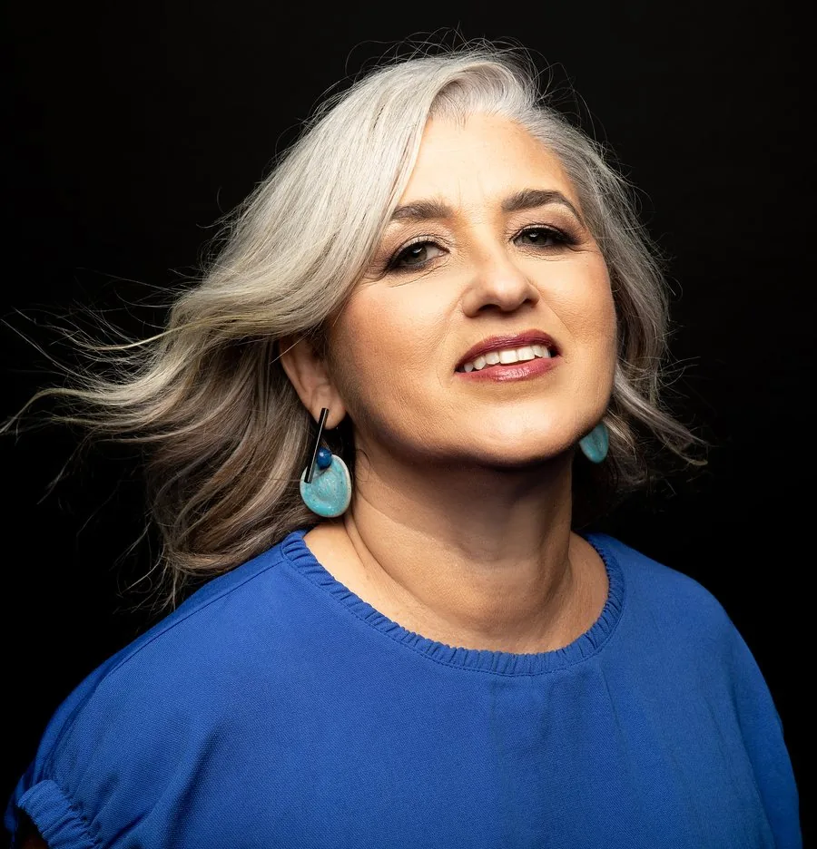 Marcia Campetti usando brincos de joia de cerâmica