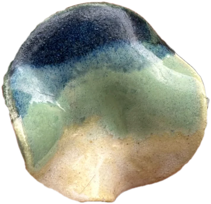 Peça de cerâmica esmaltada nas cores do tema Atlântida, do azul-escuro ao verde